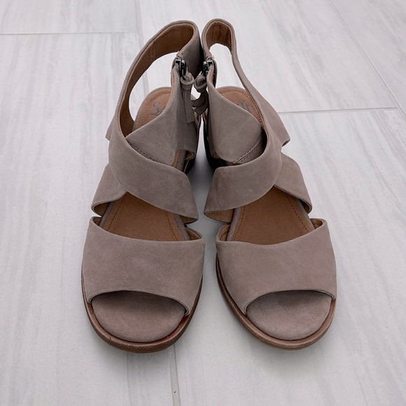 Sofft Camille Heeled Sandal Stone Suede size 11